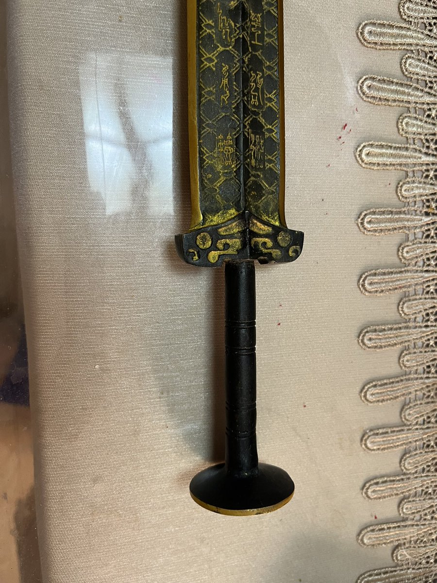 gorohta0's tweet photo. 春秋戦国楚の王墓群から発掘された、中国の国宝、越王勾践之剣🗡️のレプリカをゲット！！ネットで150元💁‍♀️長さ55cmで中々の出来栄え…ふふふ😏
日本にもって帰れるかな？！刃はついていない装飾品⚔️
#呉越同舟　#呉王夫妻　#伍子胥范蠡　　#湖北省博物館 https://t.co/uiNBA1JocF