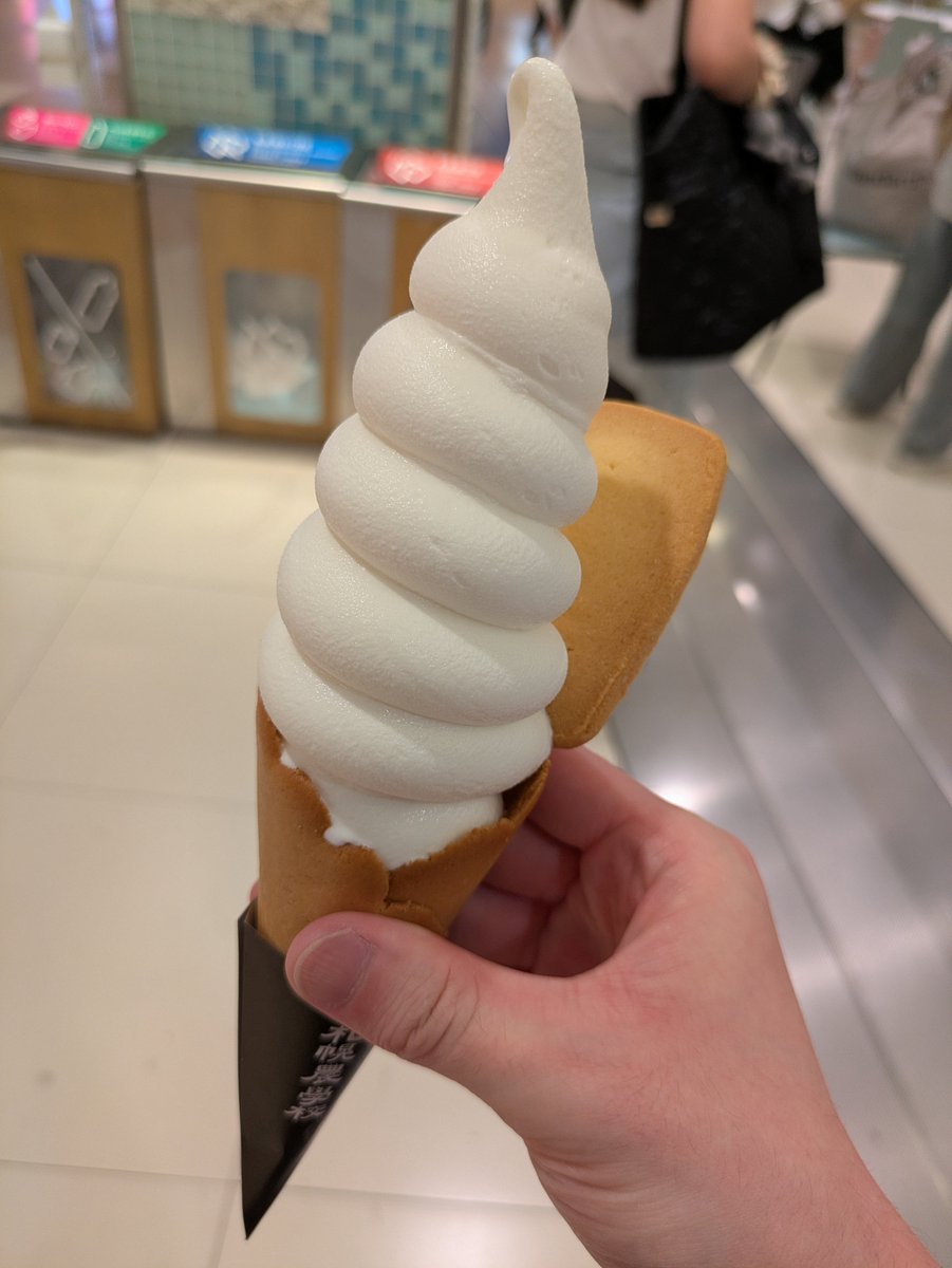 mk2foot's tweet photo. 今日は札幌農学校の酪農ミルクソフト
普段はアップルパイやチーズケーキ目当ての行列で中々並ぶ気になれなかったけど、今日のこの時間は空いててラッキー https://t.co/FR7YfkMXie