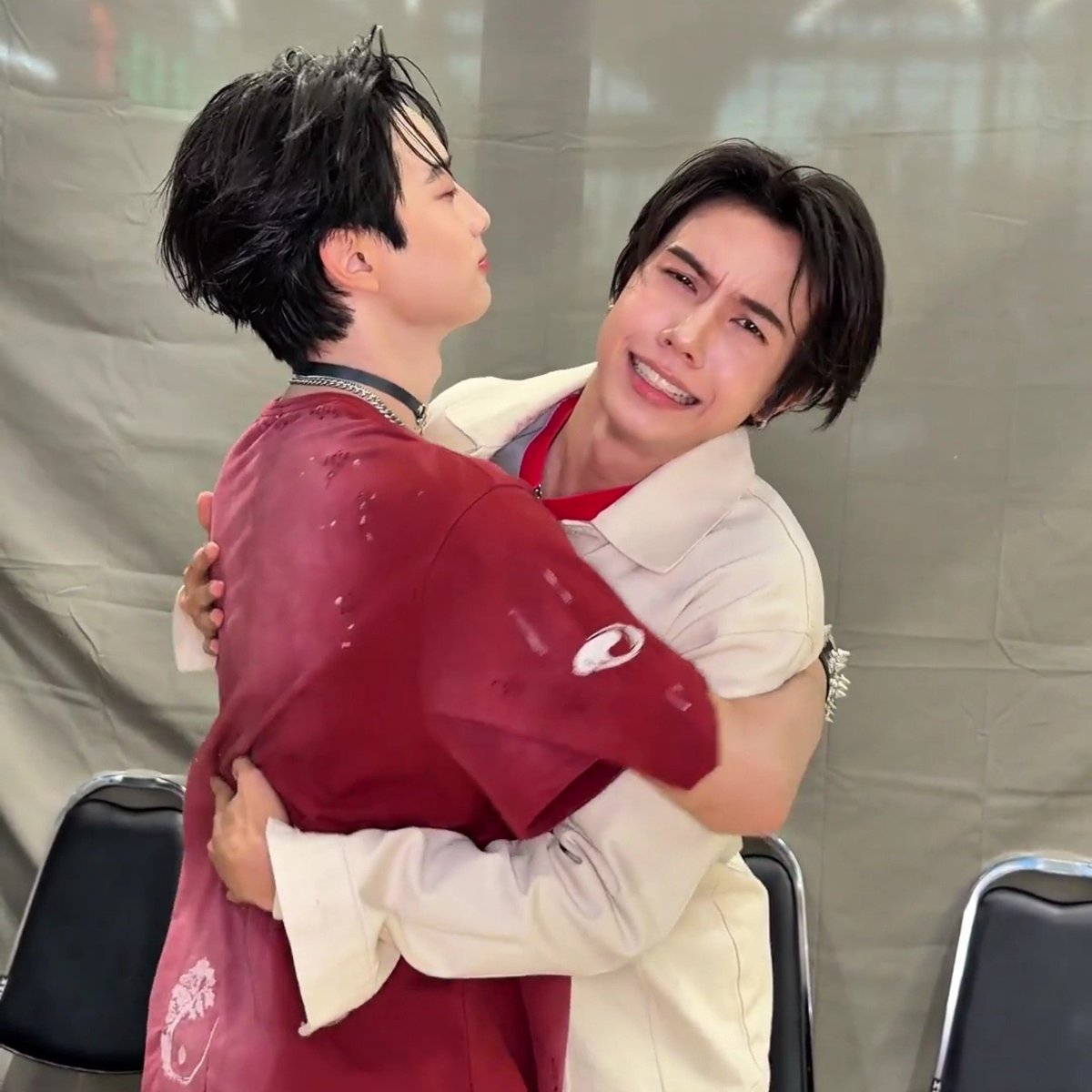 wishuhppy1's tweet photo. ไฮบายชิดซ้าย ไฮทัชชิดขวา ฮักทัชกำลังมาแรงครับ https://t.co/Qgg0W9X2j6