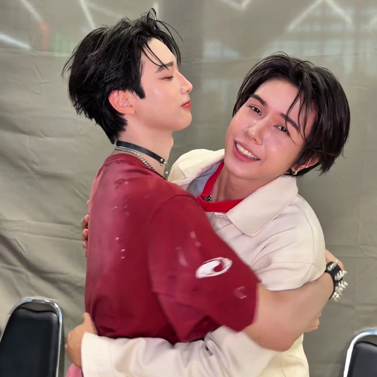 wishuhppy1's tweet photo. ไฮบายชิดซ้าย ไฮทัชชิดขวา ฮักทัชกำลังมาแรงครับ https://t.co/Qgg0W9X2j6