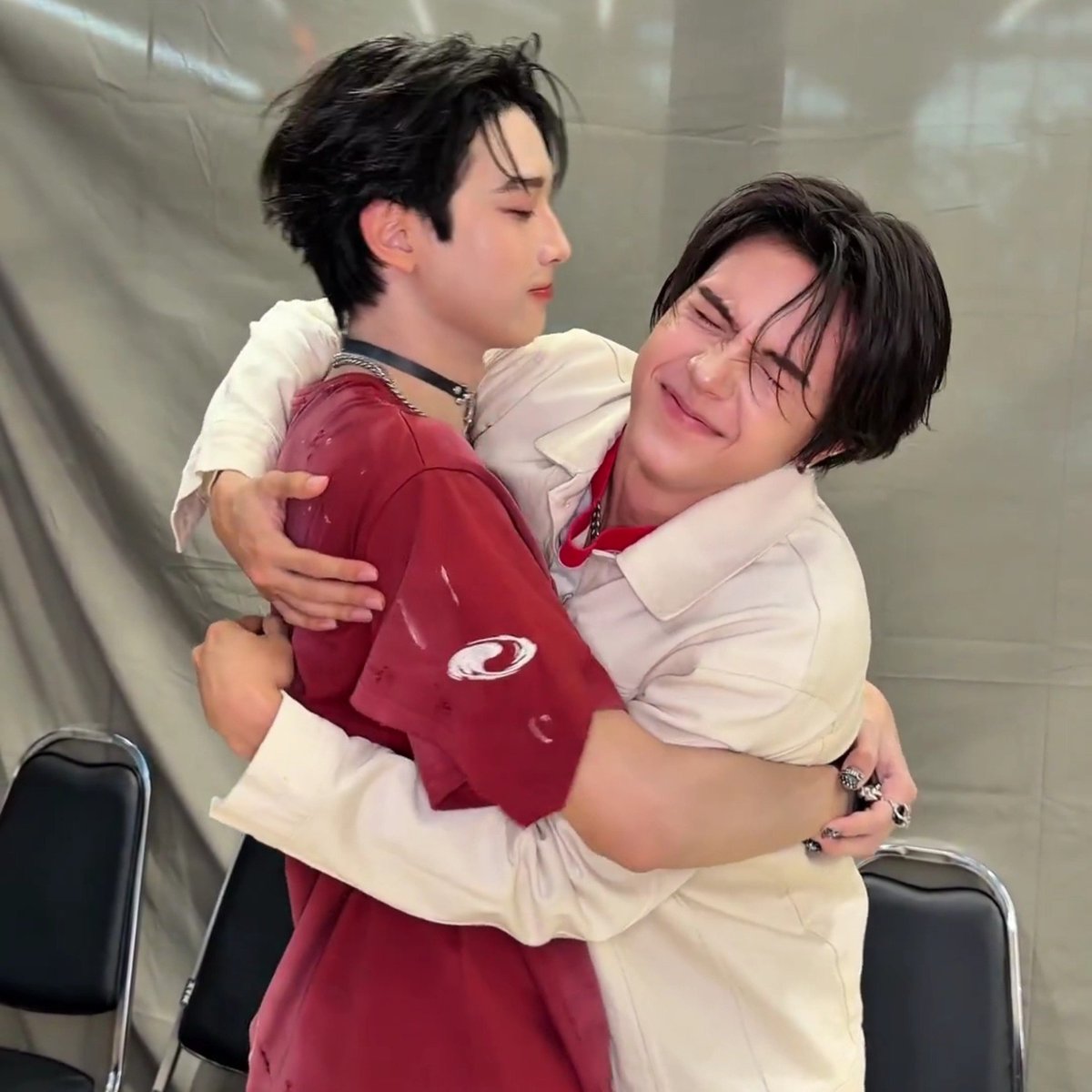 wishuhppy1's tweet photo. ไฮบายชิดซ้าย ไฮทัชชิดขวา ฮักทัชกำลังมาแรงครับ https://t.co/Qgg0W9X2j6