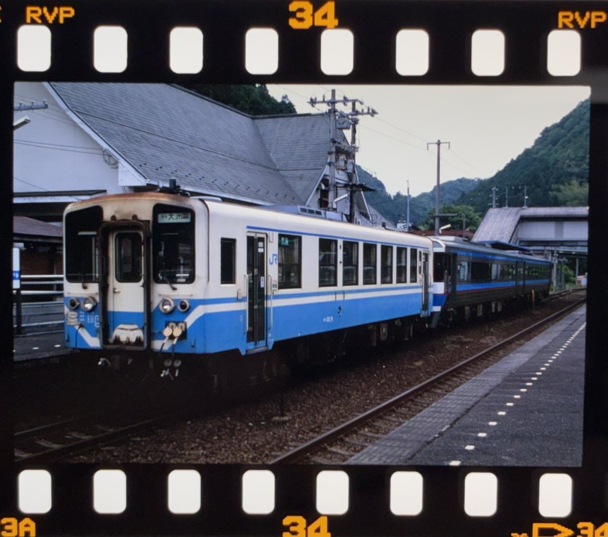 dml6234sab's tweet photo. 2003年5月25日

宇和島6:16発(山線回り)松山行 626D
キハ185-3009+キハ185-3102

松山10:13発(山線回り)伊予大洲行 4637D
松山12:52発(海線回り)伊予大洲行 4731D
キハ32 9+[キハ185-3102+キハ185-3009

＊後2台臨時増結車ワンマン解除 https://t.co/u7XYv5A4Xz