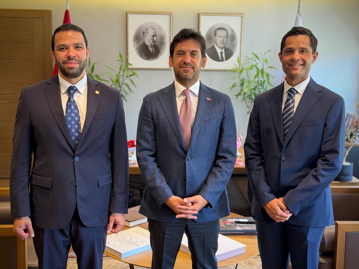 BatuhanMUMCU's tweet photo. Guatemala’nın Ankara Büyükelçisi Eduardo Enrique Hernandez Recinos’u Bakanlığımızda ağırlamaktan memnuniyet duyduk.

Görüşmemizde, Türkiye ile Guatemala arasındaki kültürel iş birliğinin daha da güçlendirilmesine yönelik konuları ele alarak karşılıklı görüş alışverişinde bulunduk. 

Kültürel diplomasi alanındaki ortak çalışmalarımızı geliştirecek adımlar üzerine verimli istişareler gerçekleştirdik.

@TCKulturTurizm 
@EmbaGTTurkiye 
@eduardoehr