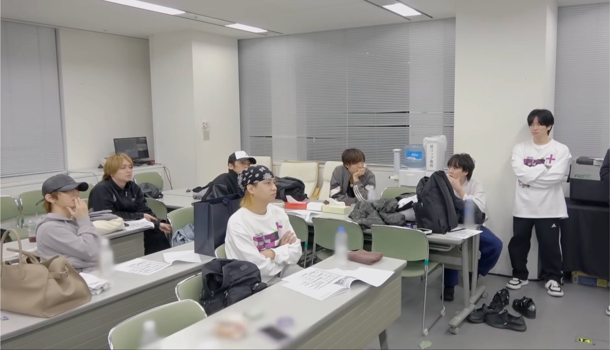 youkina_SMILE's tweet photo. 知念くん定位置の巻🥳
こんなふうに話しながら曲順決めてくれてるの最高なんだが！あと「有岡大貴万歳」←あるんだww https://t.co/cIDxb7xZBT