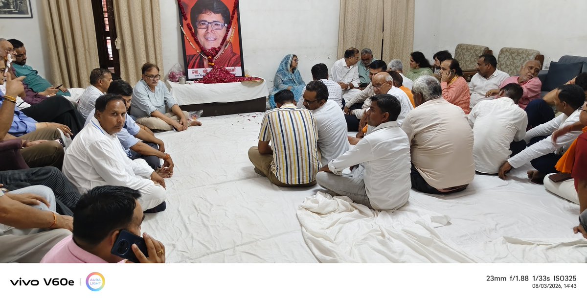 PoswalMania's tweet photo. राजाखेड़ा विधानसभा से भाजपा प्रत्याशी रहे स्वर्गीय अशोक शर्मा जी की चतुर्थ पुण्यतिथि पर जगन भवन पहुंचकर श्रद्धांजलि अर्पित की https://t.co/OKMqsqE8kA