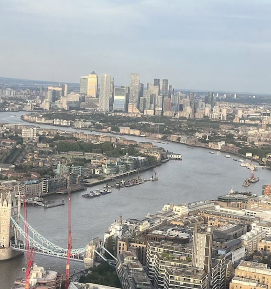 Mo32809229's tweet photo. دیروز به دعوت یکی از مشتریانم رفتم cocktail bar طبقه ۵۲ ساختمان  The Shard 

از اون بالا Citi - که واستون دورش خط کشیدم - پیدا بود…

▪️Citi کجاست؟

به اعتقاد من Citi یکی از همان کانونهای قدرت است که پدر ما ایرانیها رو در نیم قرن اخیر درآورده و یکی از مهمترین دلایل روی کار آمدن حکومت اسلامی در ایران ، برنامه‌ریزی همین Citi بود.

- تاکید میکنم یکی از مهمترین دلایل، چونکه علتهای متعدد دیگری هم بود-

🔴در اواخر دهه ۶۰ میلادی همزمان با پیشرفت عجیب اقتصادی ایران و تبدیل شدن شاه به تصمیم گیر اصلی سیاستهای نفتی دنیا بطوریکه قیمت نفت جهانی را او تعیین میکرد، و بحران اقتصادی بزرگ ۱۹۷۲ اروپا که با بالا رفتن ۴ برابری قیمت نفت توسط شاه بود ، Citi احساس خطر کرد و از همان زمان برنامه ریزی دقیقی برای ساقط کردن حکومت شاه انجام داد که متاسفانه در سال ۱۳۵۷ موفق شدند.

آنها ابتدا قصد داشتند ملی، مذهبیها همان دار و دسته بازرگان را بقدرت برسانند - که هنوز BBC فارسی در اختیار آنهاست - که متوجه شدند ملاهای تندرو خیلی مادرجنده تر از ملی مذهبیها بودند و قدرت را سریع بعد از انقلاب قبضه کردند ،ولی باز توانستند بخشی از همین ملاهای تندرو - مافیای هاشمی - را جذب خود کنند.  

🔴درسته قدرت لندن و سیتی نسبت به بعد از جنگ جهانی دوم بسیار کم شده ولی هنوز در کشورهای نفتی خلیج فارس نفوذ قابل‌توجهی دارند؛ اما بیشتر از مسیر سرمایه، بانکداری، خدمات حقوقی و بازارهای مالی.

امروز نفوذ بریتانیا با حضور پررنگ آمریکا، چین و قدرت‌های منطقه‌ای تقسیم شده ولی هنوز نفوذ زیادی در بین کشورهای ثروتمند عربی حاشیه خلیح همیشگی فارس دارد بدلایل زیر؛

▪️بسیاری از صندوق‌های ثروت ملی کشورهای خلیج فارس مانند عربستان، امارات، قطر و کویت بخش مهمی از دارایی‌های خود را از طریق بازارهای مالی لندن مدیریت یا سرمایه‌گذاری می‌کنند.
▪️بسیاری از شرکت‌های نفتی و هلدینگ‌های بزرگ عربی برای تأمین مالی، خدمات بانکی، بیمه و مشاوره حقوقی از مؤسسات مستقر در لندن استفاده می‌کنند.
▪️حقوق انگلیس (English Law) و دادگاه‌های لندن هنوز برای قراردادهای بزرگ نفت، گاز و زیرساخت، مرجع محبوبی هستند

💯نتیجه؛
وجود لولویی در منطقه بنام جمهوری اسلامی که کشورهای عربی را بترساند به نفع Citi هست

وجود ایران آزاد و پیشرفته که سرانجام کشورهای ثروتمند عربی باید زیر مجموعه او و آمریکا شوند به ضرر Citi است

Citi خود یکی از عوامل ساقط شدن حکومت شاه بود ، پس غیرقابل باور است که راضی باشد پسر همان شاه بعد نیم قرن در ایران بقدرت برسد - دلیل حملات و دشمنی  پی در پی BBC به شاهزاده -

ایران آزاد و دموکراتیک که توسط آمریکا و اسرائیل آزاد شده باشد با ناجی‌های خود رابطه خوب خواهد داشت تا با بریتانیا و فرانسه 

💯💯پس عمیقا معتقدم تمام این تلاش‌هایی که کشورهای عربی منطقه برای نجات جمهوری اسلامی میکنند - با وجود اینکه خودشان مورد حمله موشکی سپاه قرار گرفته اند - دستوری است که از Citi برایشان صادر شده…

دنیا روبروی ما مردم ایستاده که جمهوری اسلامی سقوط نکند ‌و همین بهترین دلیل برای ماست که جمهوری اسلامی را نابود کنیم. 

پس بلند بگو‌؛ #جاويدشاه‌ 

#KingRezaPahlavi‌ForIran 
#KingRezaPahlavi‌