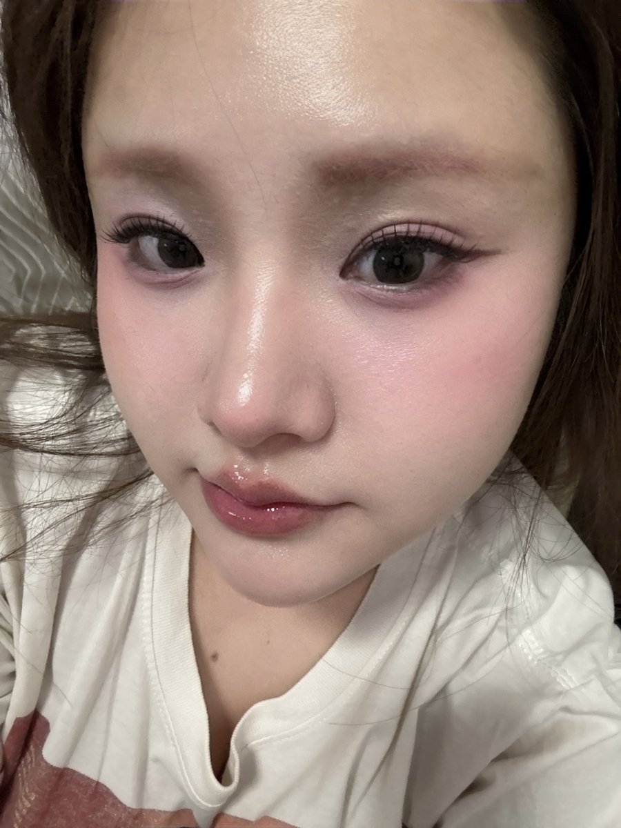 rinibluu's tweet photo. มึงงง นี่คือหน้าที่ไม่ได้ใช้คุชชั่น ไม่ได้ใช้รองพื้นลงเลยอะ ใช้แค่เบสโทนอัพ กุอึ้ง เช้ายันเย็น โครตเบลอผิว โครตผ่อง โครตสวย😭 https://t.co/FaeMjE1H5g