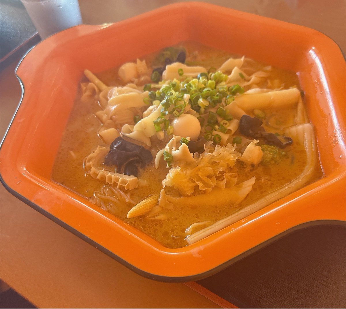 iam_paaaako's tweet photo. 噂の麻辣湯。
ラーメン感覚で行ったのに
仕組み＆適量わからず
5人で12000円もしてビビった😂💸 https://t.co/Ty1mRx0lqo