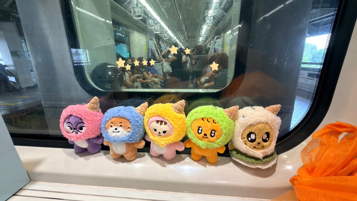 sparkyeomie's tweet photo. naknamputa nagnno hands sa lrt oh https://t.co/Q9rOyCEBAR