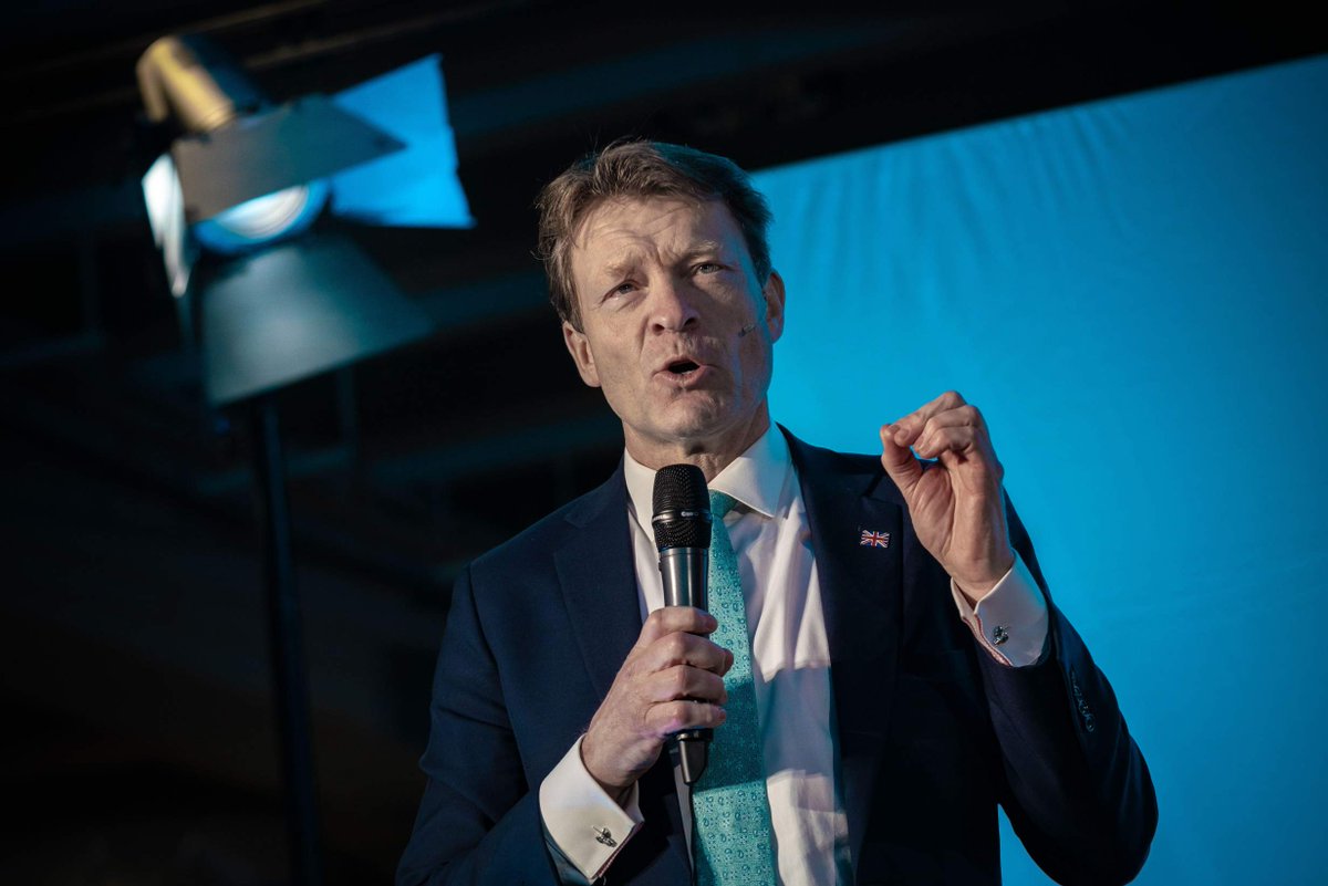 TheCanaryUK's tweet photo. 🚨NEW: Reform Deputy Leader Richard Tice is being INVESTIGATED by Parliament’s Standards watchdog for not declaring a financial interest.

75% of all Reform's funding comes from just 3 rich men (including Tice).

The idea this party represents working people is a joke. https://t.co/8bsxMHu1TQ