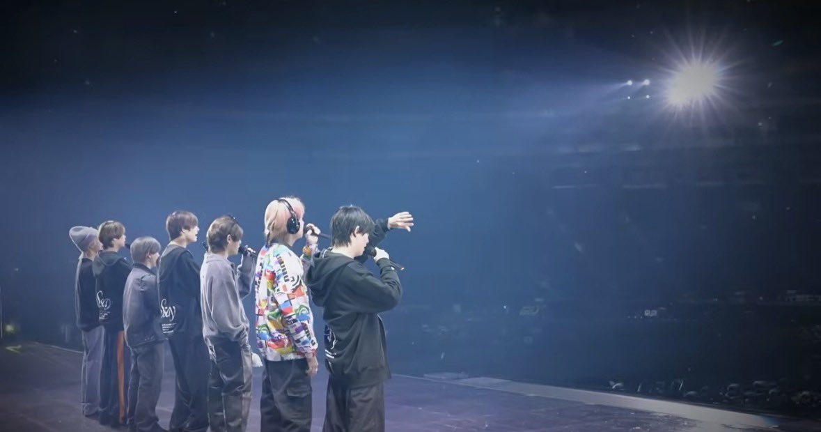 JUMP_Daiki509's tweet photo. この7人の背中逞しいな…多くは望まないからずっと7人でいて欲しい https://t.co/DLyDSfNMV4