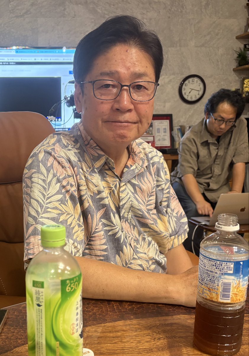 Hoshuto_hyakuta's tweet photo. 今夜のニコ生「百田尚樹チャンネル」は冒頭からフタ（会員専用）する予定でしたが、ゲストの平田進也さんが「5分だけでもYouTubeでやってくれ。それやないと帰る！」と駄々をこね出しました。

平田さんから、オハギを貰ったので、仕方なく5分だけYouTubeでやります😅

※ 後方で仕事してるのは、配信の渡邉さんです。