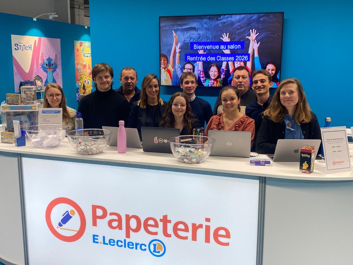 Leclerc_MEL's tweet photo. Bonne nouvelle ! Pour cette rentrée des classes 2026, les prix des articles de papeterie, maroquinerie, calcul, textile... sont en baisse de 2,4% en moyenne, versus 2025. Ça concerne chez Leclerc environ 5.700 articles !

Pour les élèves, la mise en rayon de ces articles pendant les vacances (dès fin juillet) apparaît toujours comme une sorte de "provoc" et un message inopportun. On les comprend ! 🥹​

Pour les parents, c'est surtout une facilité ("On a plus de temps") ou une opportunité ("On achète en promo avant qu'il n'y ait plus de stock"). Mais c'est surtout parce qu'en province, la concurrence entre Leclerc et ses dynamiques suiveurs Carrefour, Coopérative U ou Intermarché, garantit de pouvoir acheter "la rentrée des classes" moins cher qu'à Paris ou dans les grandes métropoles.

1) Quelles promotions ? Nos adhérents et collaborateurs ont bien négocié : Leclerc propose des promotions avec des tickets Leclerc ou des réductions immédiates sur près de 600 articles selon la disponibilité en magasin.

2) Quels sont les produits incontournables ? Chaque saison a ses leaders : les cahiers Koverbook (couverture solide en polypro intégrant deux grands rabats à pochette pour marquer les pages) avec une offre "2 cahiers achetés, le troisième offert".

Les colles UHU ont un prix très agressif ainsi que les feutres effaçables Frixion, marque leader de l'écriture en classe. Enfin, les moins chers, ce sont 500 références de notre marque Esquisse.

Il y a des parents qui tentent de r��sister, et j'étais de ceux-là : mais les "licences" se taillent une belle place dans les rayons à l'image de One Piece, Super Mario, Minecraft, Stitch...

Les élèves adorent avoir leur super-héros sur les fournitures et sac à dos. La tendance Kawaï entre (ça veut dire mignon en japonais) offre des gammes de stylos et de carnets tres appréciés.

Et puis il y a les produits facilitant l'apprentissage de l'écriture pour les écoliers, comme les stylos Kidi Learn de Maped créés pour accompagner les élèves de trois à huit ans dans leur premier usage.

3) Les clés du succès chez Leclerc, leader sur ce marché en grande surface ?  C'est d'abord, bien sûr, les prix.

L'enseigne est en moyenne 7 % moins chère que les circuits concurrents  d'après l'institut GFK. Les promotions sont plutôt interessantes : par exemple, Leclerc offre 70 % de tickets Leclerc sur un lot de sept cahiers de 48 pages Clairefontaine.

Enfin, notre marque de distributeur Esquisse valorise des produits fabriqués en France et sélectionne des marques phares tels que BIC, Oxford ou Canson qui sont toujours de facture impeccable.

Pour Esquisse, un effort particulier a été porté sur l'impact environnemental : tous les cahiers ont une certification FSC ou PEFC.

Sous l'animation de Julien Helbecque, 6 collaborateurs dans l'équipe achat rentrée des classes construisent cette offre avec 7 adhérents https://t.co/WiXPmyQIzU de province.

Un beau travail d'une équipe qui a pris soin de m'instruire de ces remarques et analyses, vu que ça fait près de 60 ans que je me suis échappé du système scolaire ! 😂​😂