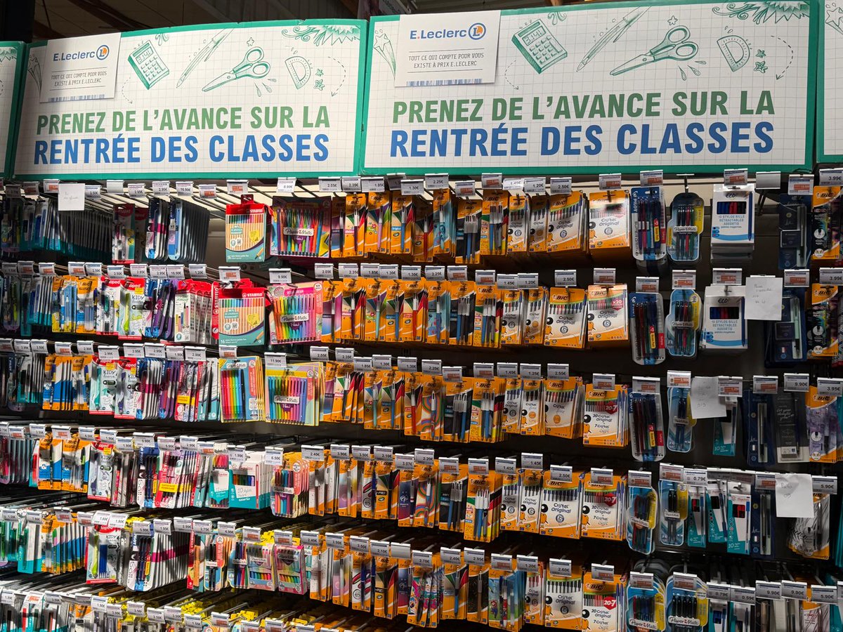Leclerc_MEL's tweet photo. Bonne nouvelle ! Pour cette rentrée des classes 2026, les prix des articles de papeterie, maroquinerie, calcul, textile... sont en baisse de 2,4% en moyenne, versus 2025. Ça concerne chez Leclerc environ 5.700 articles !

Pour les élèves, la mise en rayon de ces articles pendant les vacances (dès fin juillet) apparaît toujours comme une sorte de "provoc" et un message inopportun. On les comprend ! 🥹​

Pour les parents, c'est surtout une facilité ("On a plus de temps") ou une opportunité ("On achète en promo avant qu'il n'y ait plus de stock"). Mais c'est surtout parce qu'en province, la concurrence entre Leclerc et ses dynamiques suiveurs Carrefour, Coopérative U ou Intermarché, garantit de pouvoir acheter "la rentrée des classes" moins cher qu'à Paris ou dans les grandes métropoles.

1) Quelles promotions ? Nos adhérents et collaborateurs ont bien négocié : Leclerc propose des promotions avec des tickets Leclerc ou des réductions immédiates sur près de 600 articles selon la disponibilité en magasin.

2) Quels sont les produits incontournables ? Chaque saison a ses leaders : les cahiers Koverbook (couverture solide en polypro intégrant deux grands rabats à pochette pour marquer les pages) avec une offre "2 cahiers achetés, le troisième offert".

Les colles UHU ont un prix très agressif ainsi que les feutres effaçables Frixion, marque leader de l'écriture en classe. Enfin, les moins chers, ce sont 500 références de notre marque Esquisse.

Il y a des parents qui tentent de r��sister, et j'étais de ceux-là : mais les "licences" se taillent une belle place dans les rayons à l'image de One Piece, Super Mario, Minecraft, Stitch...

Les élèves adorent avoir leur super-héros sur les fournitures et sac à dos. La tendance Kawaï entre (ça veut dire mignon en japonais) offre des gammes de stylos et de carnets tres appréciés.

Et puis il y a les produits facilitant l'apprentissage de l'écriture pour les écoliers, comme les stylos Kidi Learn de Maped créés pour accompagner les élèves de trois à huit ans dans leur premier usage.

3) Les clés du succès chez Leclerc, leader sur ce marché en grande surface ?  C'est d'abord, bien sûr, les prix.

L'enseigne est en moyenne 7 % moins chère que les circuits concurrents  d'après l'institut GFK. Les promotions sont plutôt interessantes : par exemple, Leclerc offre 70 % de tickets Leclerc sur un lot de sept cahiers de 48 pages Clairefontaine.

Enfin, notre marque de distributeur Esquisse valorise des produits fabriqués en France et sélectionne des marques phares tels que BIC, Oxford ou Canson qui sont toujours de facture impeccable.

Pour Esquisse, un effort particulier a été porté sur l'impact environnemental : tous les cahiers ont une certification FSC ou PEFC.

Sous l'animation de Julien Helbecque, 6 collaborateurs dans l'équipe achat rentrée des classes construisent cette offre avec 7 adhérents https://t.co/WiXPmyQIzU de province.

Un beau travail d'une équipe qui a pris soin de m'instruire de ces remarques et analyses, vu que ça fait près de 60 ans que je me suis échappé du système scolaire ! 😂​😂
