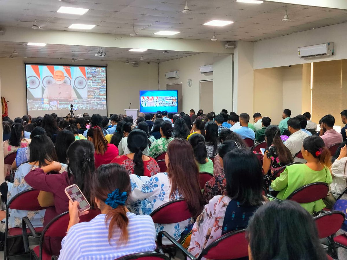 MYBharatHQ's tweet photo. On 2nd August, volunteers of My Home India, came together for the virtual interaction with Hon'ble Prime Minister Shri Narendra Modi Ji and reaffirmed their commitment to nation-building by taking the Nasha Mukt Yuva Pledge.

#MYBharat #NashaMuktYuva https://t.co/aWVtz0s3DM