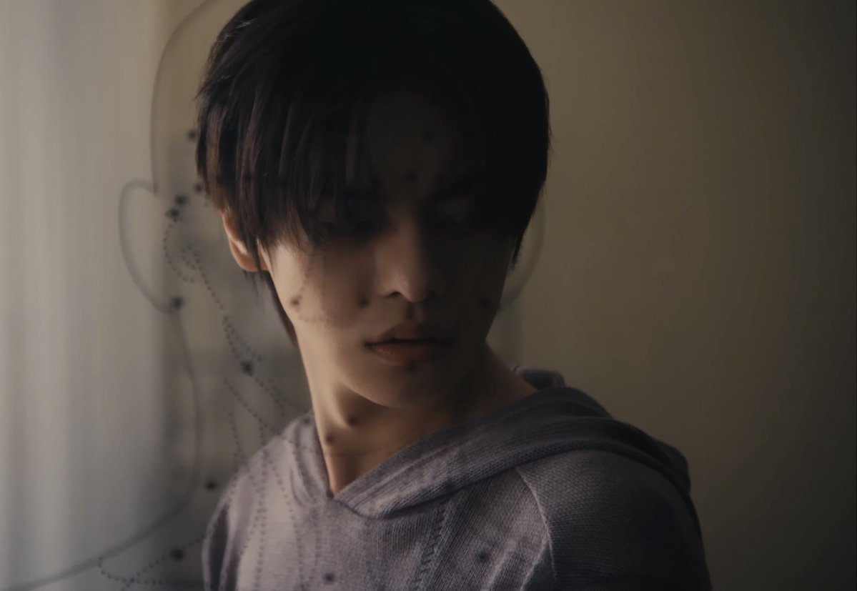 mniiowon's tweet photo. 📑 leo’s medical records

the patient appears to experience significant confusion regarding the process of recognizing himself objectively. it is possible that what the patient truly fears is not his own face, but the version of himself created through other people’s perceptions. https://t.co/oZWSLJt2vo