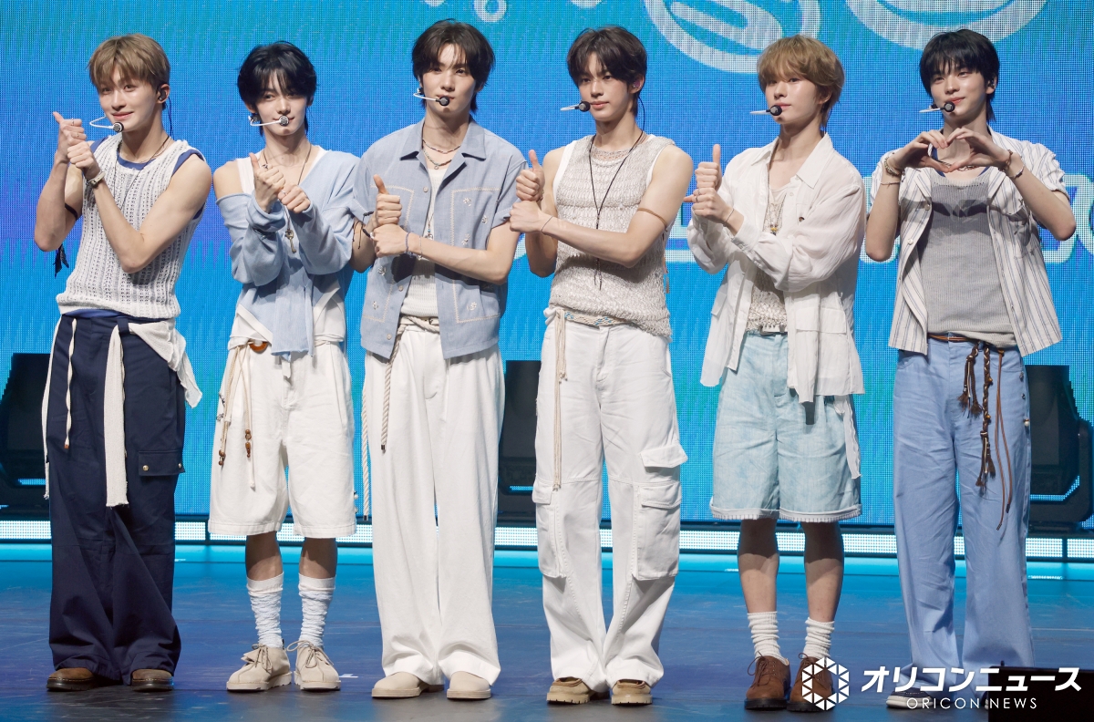 oricon's tweet photo. TWS、初の日本カムバック✨️
「すてきな夏を過ごしましょう❗️」🍉
豪華5曲披露🎤
https://t.co/4Ute3njPb1 https://t.co/HWGT6g5Jgc
