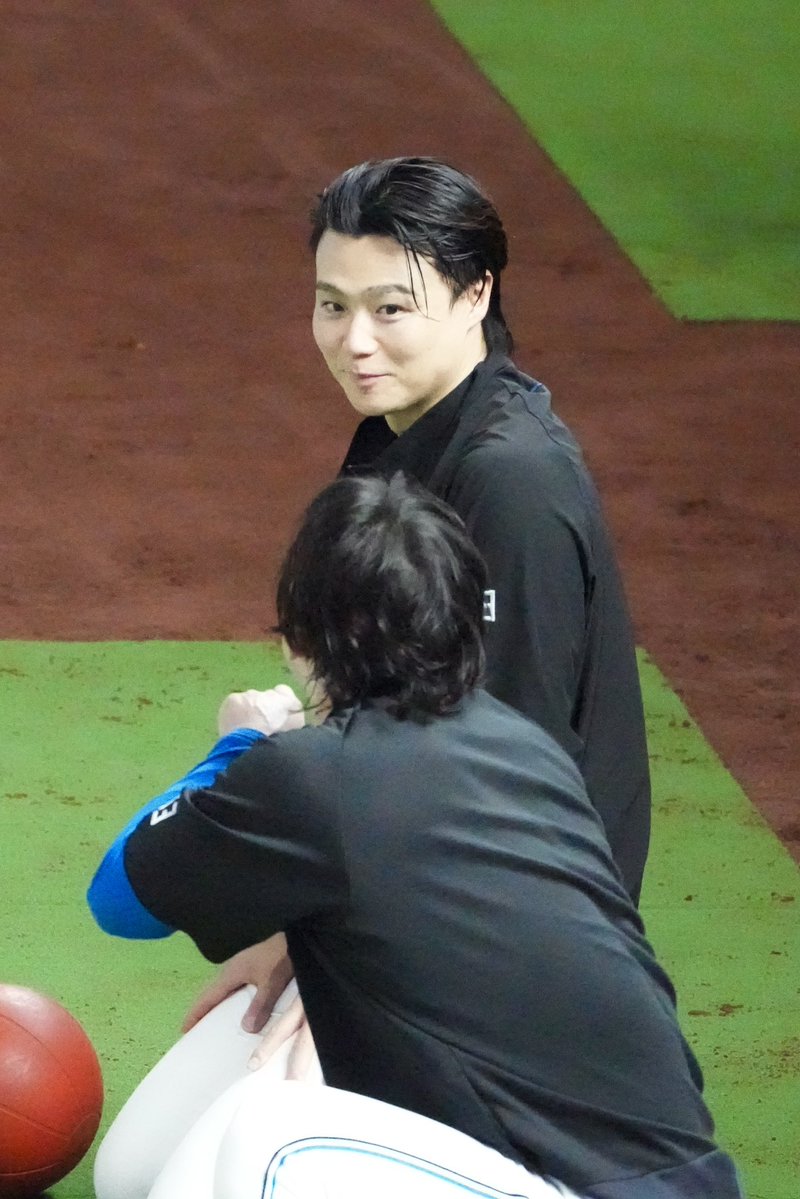 r_f_r_f_8's tweet photo. 突然踊り出した(？)生田目さんにびっくりする福也さん🫨

2026.8.1
#生田目翼 選手
#山﨑福也 選手 https://t.co/1NQIYRem9H