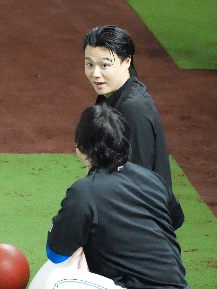 r_f_r_f_8's tweet photo. 突然踊り出した(？)生田目さんにびっくりする福也さん🫨

2026.8.1
#生田目翼 選手
#山﨑福也 選手 https://t.co/1NQIYRem9H