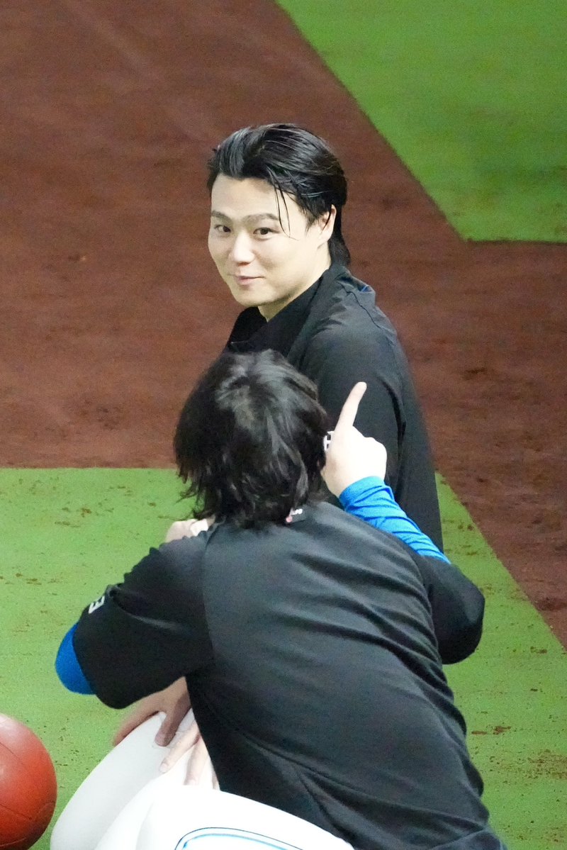 r_f_r_f_8's tweet photo. 突然踊り出した(？)生田目さんにびっくりする福也さん🫨

2026.8.1
#生田目翼 選手
#山﨑福也 選手 https://t.co/1NQIYRem9H