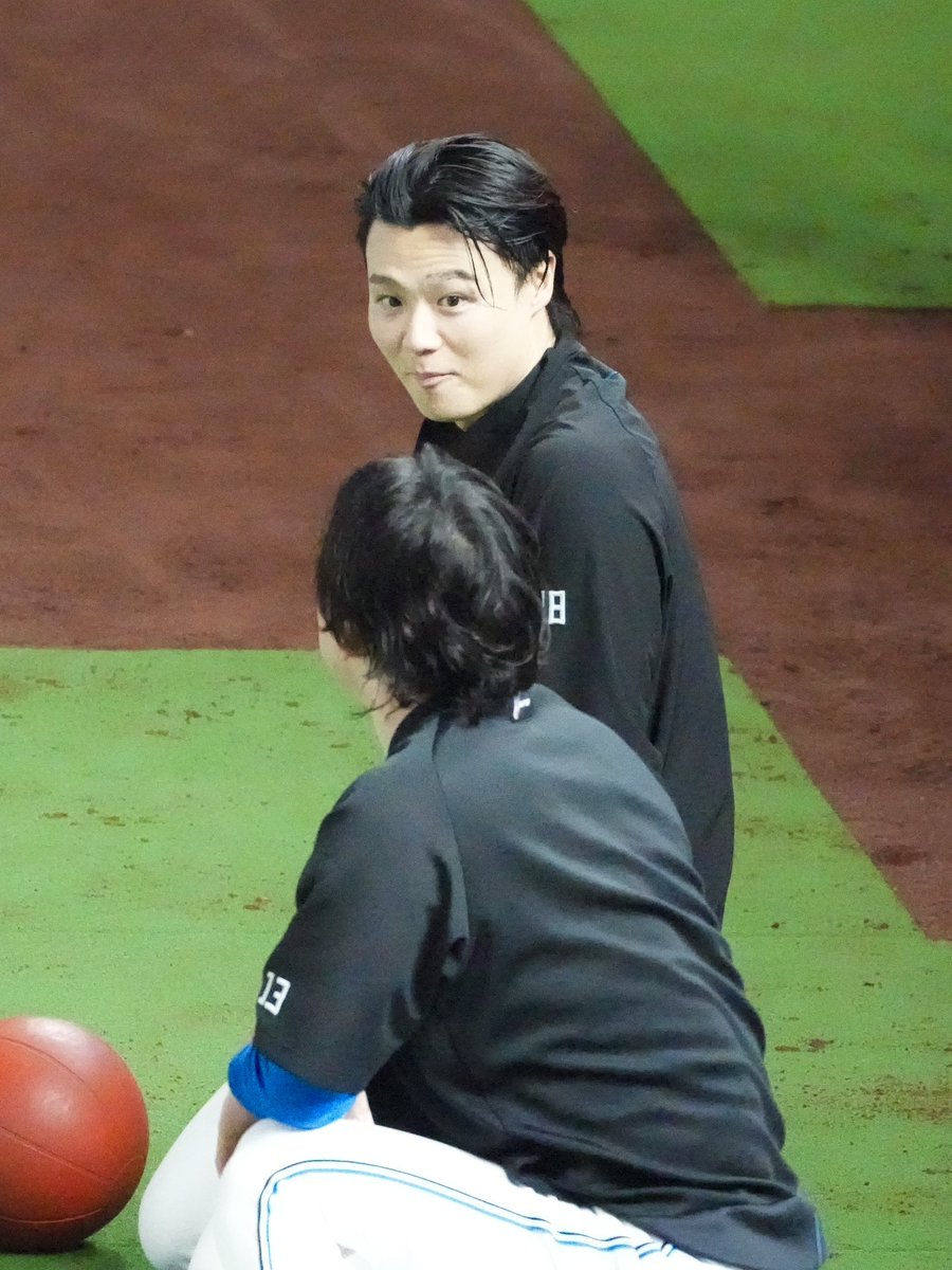 r_f_r_f_8's tweet photo. 突然踊り出した(？)生田目さんにびっくりする福也さん🫨

2026.8.1
#生田目翼 選手
#山﨑福也 選手 https://t.co/1NQIYRem9H