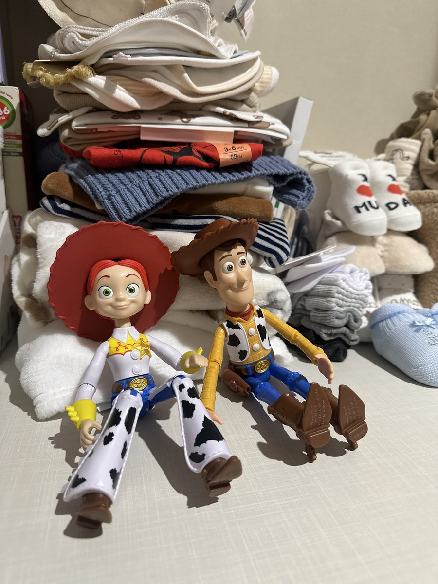 chiaracoeur's tweet photo. iniziato a mettere da parte tutti i regali della festa per baby F https://t.co/rbSSqnIpnE