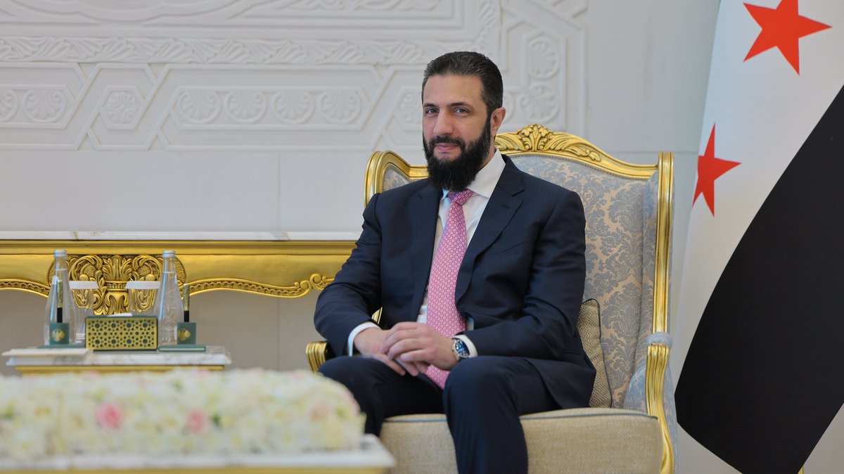SyPresidency's tweet photo. استقبل السيد الرئيس أحمد الشرع اليوم في قصر الشعب بدمشق، رئيس إقليم كردستان العراق نيجيرفان بارزاني والوفد المرافق له، بحضور وزير الخارجية والمغتربين أسعد الشيباني.

وجرى خلال اللقاء بحث العلاقات بين الجانبين وسبل تعزيز التعاون والتنسيق، ولا سيما في المجال الاقتصادي، إلى جانب مناقشة مستجدات الأوضاع في المنطقة، وعدد من القضايا ذات الاهتمام المشترك، بما يسهم في دعم الأمن والاستقرار وتعزيز التعاون الإقليمي.

#رئاسة_الجمهورية_العربية_السورية