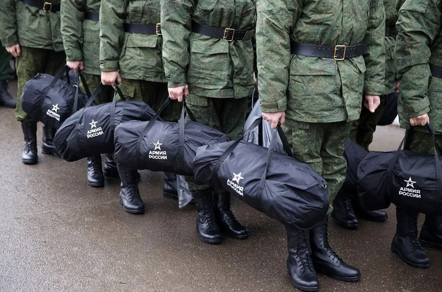 TKouilou's tweet photo. Une nouvelle vague de mobilisation se profile en Russie cet automne, après les élections de septembre.
Selon le Wall Street Journal, Moscou n’a plus le choix : le flux de volontaires s’assèche, et les plans d’invasion de l’Ukraine, notamment la prise totale du Donbass, en prennent un coup.
Cette fois, le Kremlin pourrait enrôler des Russes sans expérience militaire, voire réticents (mais ça, c'est pas nouveau)
"Si Poutine ne renonce pas à ses ambitions sur le Donbass, il n’aura peut-être plus d’autre option", estime Rouslan Poukhov, directeur du Centre d’analyse des stratégies et technologies de Moscou.
Mais le risque politique est énorme. Certains Russes refusent catégoriquement. Dmitri Rogine, officier de réserve de 53 ans déclare : "Dès qu’on me donnera une arme, je tirerai sur ceux qui m’auront mobilisé."
(curieuse de voir ça !! 😈)
A Penza, la mobilisation forcée a déjà commencé.
https://t.co/PoYTi6BDzz