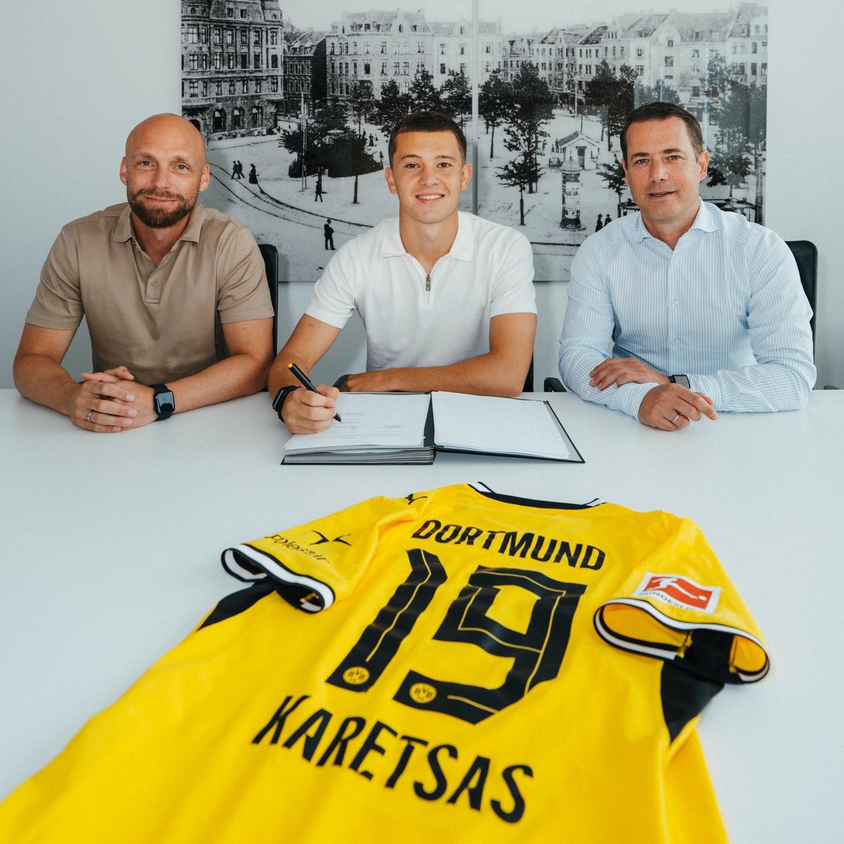 BVB's tweet photo. 🗯️ Lars Ricken über Kosta Karetsas: „Mit Kos gewinnen wir einen Spieler für Borussia Dortmund, der mit gerade einmal 18 Jahren schon enorme Fähigkeiten besitzt. Wir freuen uns, dass wir ihn für unseren Weg begeistern konnten."

Alle Infos: https://t.co/XIElXSjoYH https://t.co/YRLEJvNj56
