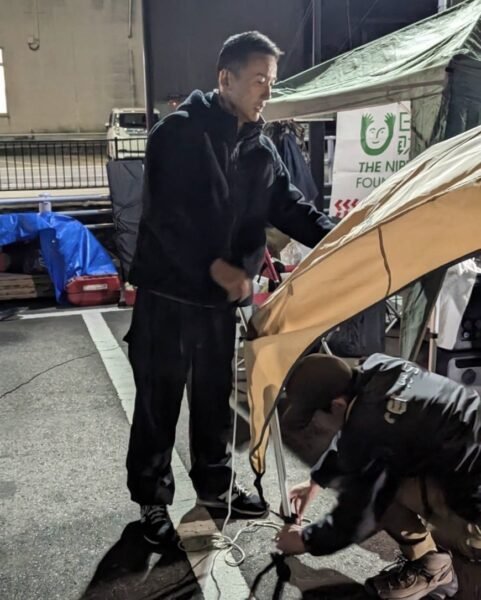 nonoaluko's tweet photo. 【山本議員の現地ボランティア活動】アンチ連中は、今だに山本太郎氏に「熊本でボランティアしないのか」「偽善者、山本太郎」と元れいわ支持者まで誹謗中傷するゲスアンチたち、能登半島地震の時に現地に入った山本議員をアンチらは誹謗中傷の嵐。山本議員は国会議員として現地被災者の声を聞き、ライフラインを含む現地の状況を当時の石破総理に国会で何度も何度も訴えただろが‼️地元や近県の与野党の議員らは現地すら入らなかっただろが‼️全国行脚をして災害地へ飛んで行く国会議員なんかいたか？山本議員は「災害救助省」を作るべきだと訴えていただろが、アンチ連中もいつ被災者なるか分からないのが災害国日本だと認識はしろ‼️腐った議員と腐ったアンチ連中が日本をダメにしてんだよ‼️ボンクラアンチ‼️