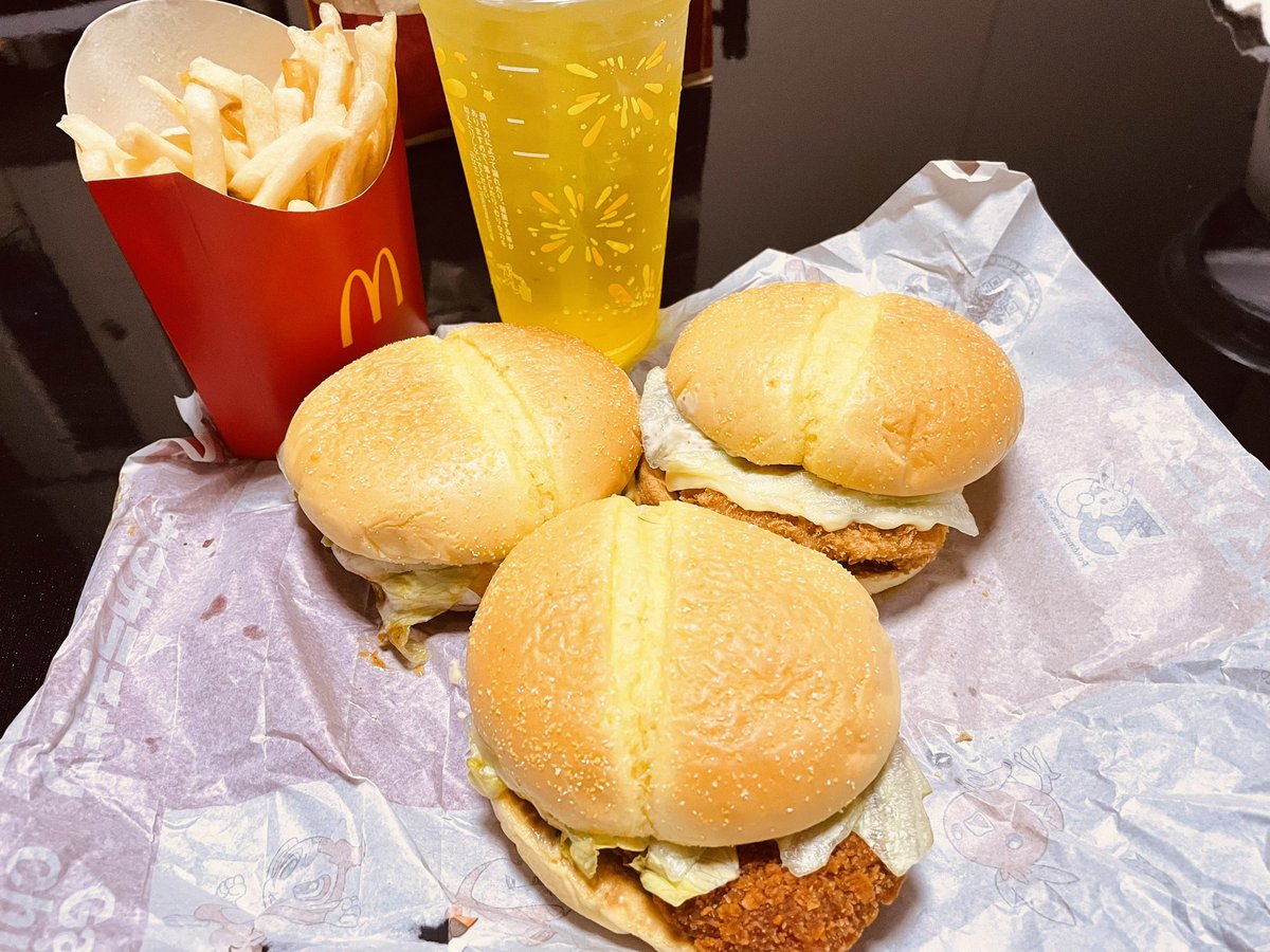 Kissy_13_30's tweet photo. うまうま🍔🍟🍔🍍🍔 https://t.co/yltsMDbfCh