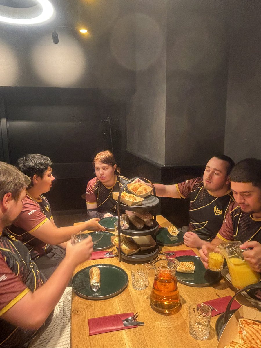 Myth_NL's tweet photo. Bootcamp lunch time! 

@R6Choco @aurezidc @Koalawga @harvzera @algR6 https://t.co/WSNOPtBE85
