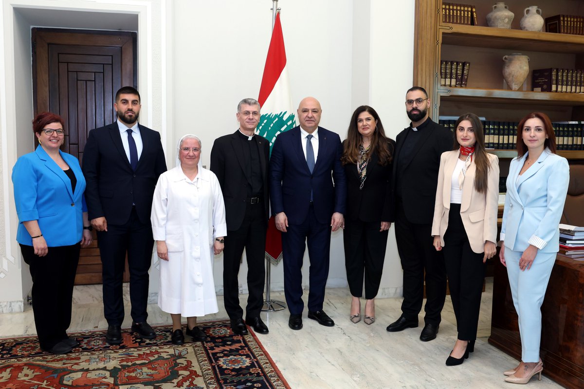 LBpresidency's tweet photo. الرئيس جوزاف عون استقبل المدير الوطني للأعمال الرسولية البابوية في لبنان، الأب جورج الترس، يرافقه وفد وجّه إليه دعوة لحضور القداس الاحتفالي الذي سيُقام في 18 تشرين الأول المقبل في حريصا، لمناسبة اليوم العالمي المئة للرسالة، ويترأسه البطريرك الماروني الكاردينال مار بشارة بطرس الراعي.

وعرض الوفد لرئيس الجمهورية عمل المكتب في لبنان، المعني بالأعمال الرسولية البابوية، وهي المؤسسة الإرسالية الرسمية للكنيسة الكاثوليكية، التابعة مباشرة للكرسي الرسولي والحاضرة في أكثر من 120 دولة حول العالم. وتهدف المؤسسة إلى تنمية الروح الإرسالية، ودعم الكنائس الفتية، وتنشئة الأطفال والشبيبة، ومساندة الإرساليات والكهنة والرهبان والراهبات، من خلال الصلاة والتنشئة والشركة والعطاء. ولا تقتصر هذه الأعمال على خدمة الكنيسة وحدها، بل تمتدّ إلى خدمة الإنسان.