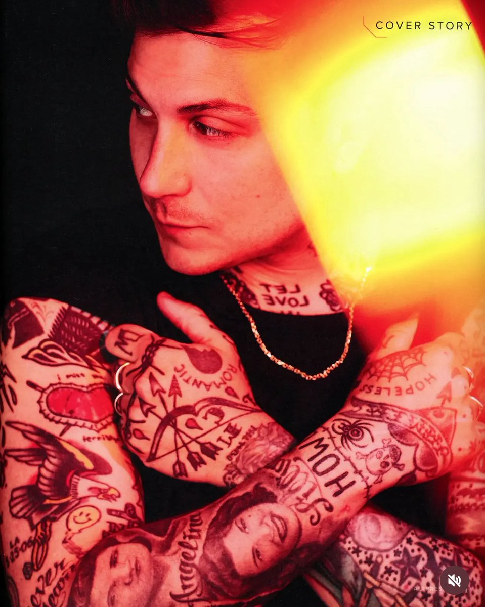 FRNKIEROU's tweet photo. tava triste mas acabei de ver essa foto do frank e as tatuagens dele estão com a qualidade perfeita muito doido pq agora eu to feliz bom dia https://t.co/XvrYHnSDzf