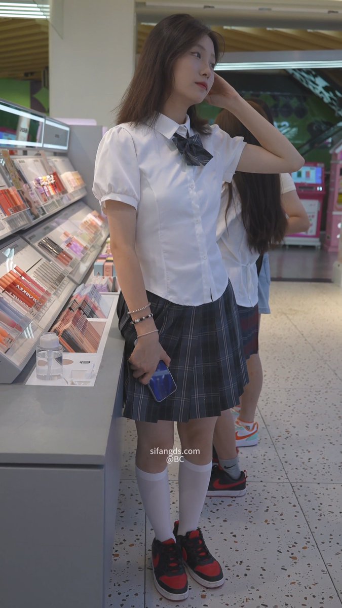 cjw08e's tweet photo. #街拍 #制服 #丝袜 #美腿 #裙底 清纯制服JK女大学生粉窄内被肉臀夹成丁 https://t.co/OYzKL8yX0e