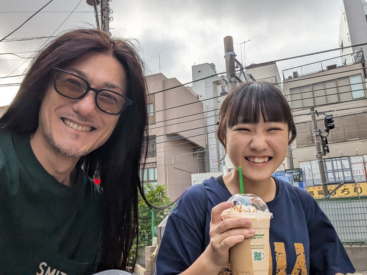 shigeki_chi's tweet photo. 晩酌201日目/365日

運命の週明け…
予想はしていましたが、マーケットは案の定の展開でしたね📉⚡
1日の日米協調介入での円高急進に釣られて、しっかりと下がってました💦苦笑

想定内の下落でしたが、午前中で仕事モードを「強制解除」🤣

店頭は予約もない静かな月曜日だったので、かねてより愛娘がお買い物に行きたいと言ってた事を思い出し、本日は急遽「愛娘と過ごすショッピングデー」に変更！🛍️✨

今日の関東はいつもより過ごしやすかったし、最高の休日になりました🥰
24時間スルーされた昨日の白髪染めも、娘の笑顔で帳消しです💕笑
財布は反比例して寂しくなりましたが🥲w

明日はご予約をいただいているので、今夜はしっかりお酒を楽しみつつ整えます🥰
沁みるな〜
今日も一日お疲れさまでした🍻✨