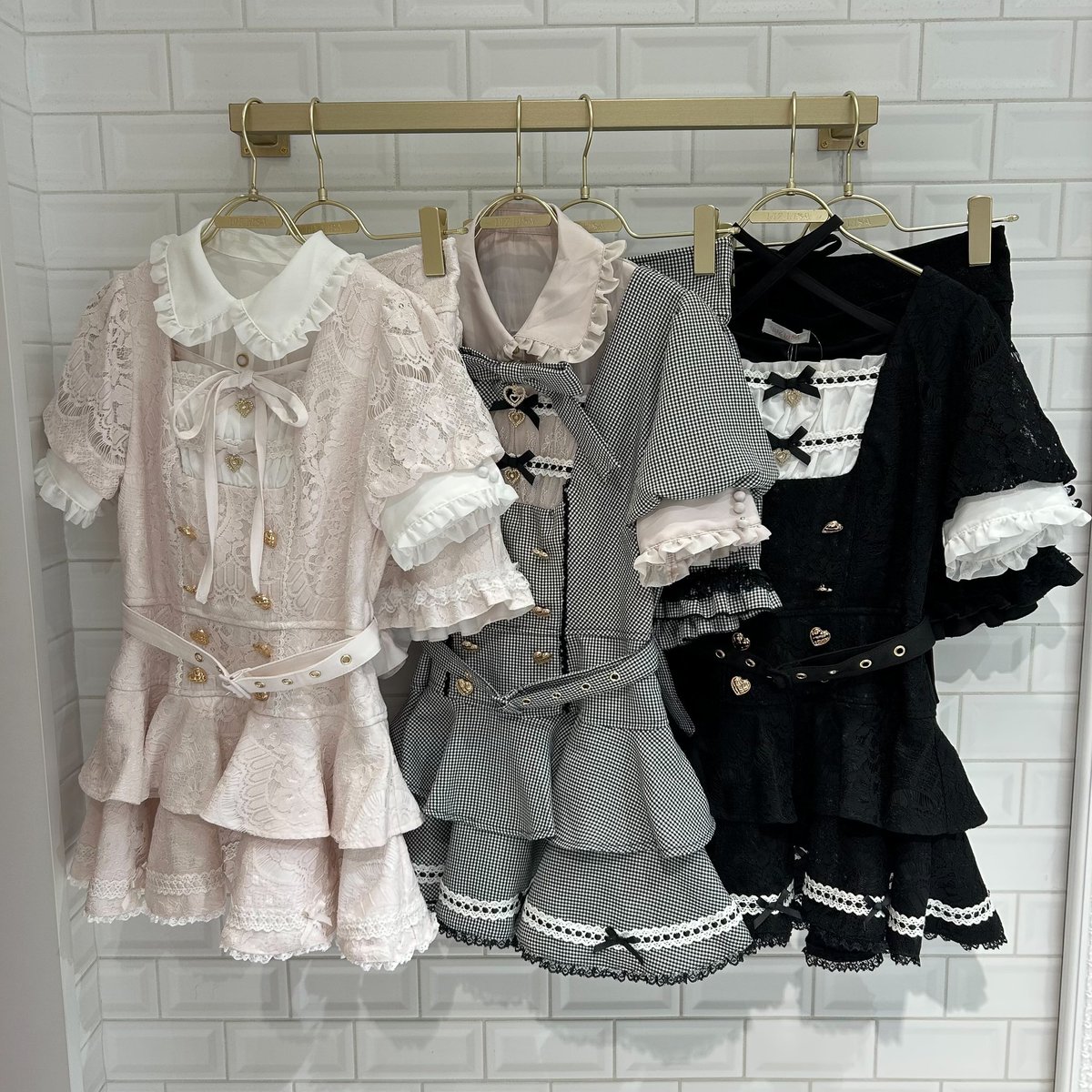 lizlisaofficial's tweet photo. ❤︎ 𝐋𝐈𝐙 𝐋𝐈𝐒𝐀 名古屋𝐏𝐀𝐑𝐂𝐎店 ❤︎

 #はしごリボン2WAYセットアップ 

大人気のセットアップが
涼しげな素材になって登場🍒🫧

襟は取り外し可能なので
印象チェンジも◎

この夏のお出かけを
もっと可愛く楽しみませんか？⸜❤︎⸝‍

262-6231-0
¥18,700(tax in) 
Pink/Gray/Black https://t.co/rs2xmbOJZo