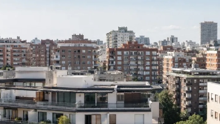 CONCOVI_Espana's tweet photo. 📊 La #compraventa de #vivienda cae un 1️⃣1️⃣,8️⃣% en mayo mientras los precios suben un 8️⃣,8️⃣% según @Notarios_ES
🏘️ El mercado contabilizó 55.761 operaciones, con bajadas en 14 comunidades, mientras el importe medio alcanzó los 2.049 €/m2
https://t.co/GliQdJM0rZ
@Observatorioin https://t.co/6JRxrf4KSc