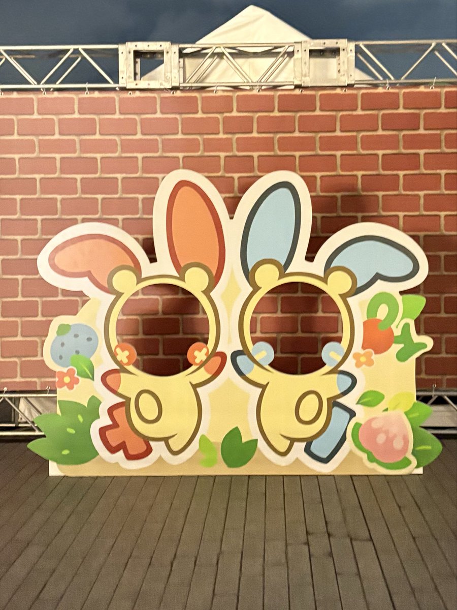 arisu_7277's tweet photo. いま赤レンガ倉庫来てて、え？ポケモン？！と思ったらコレだった😳✨
プラマイの顔はめパネル可愛い🩷
ぽこあのイベントやるんだね！！始まったらまた来なきゃ！！ https://t.co/3998pY7r7X