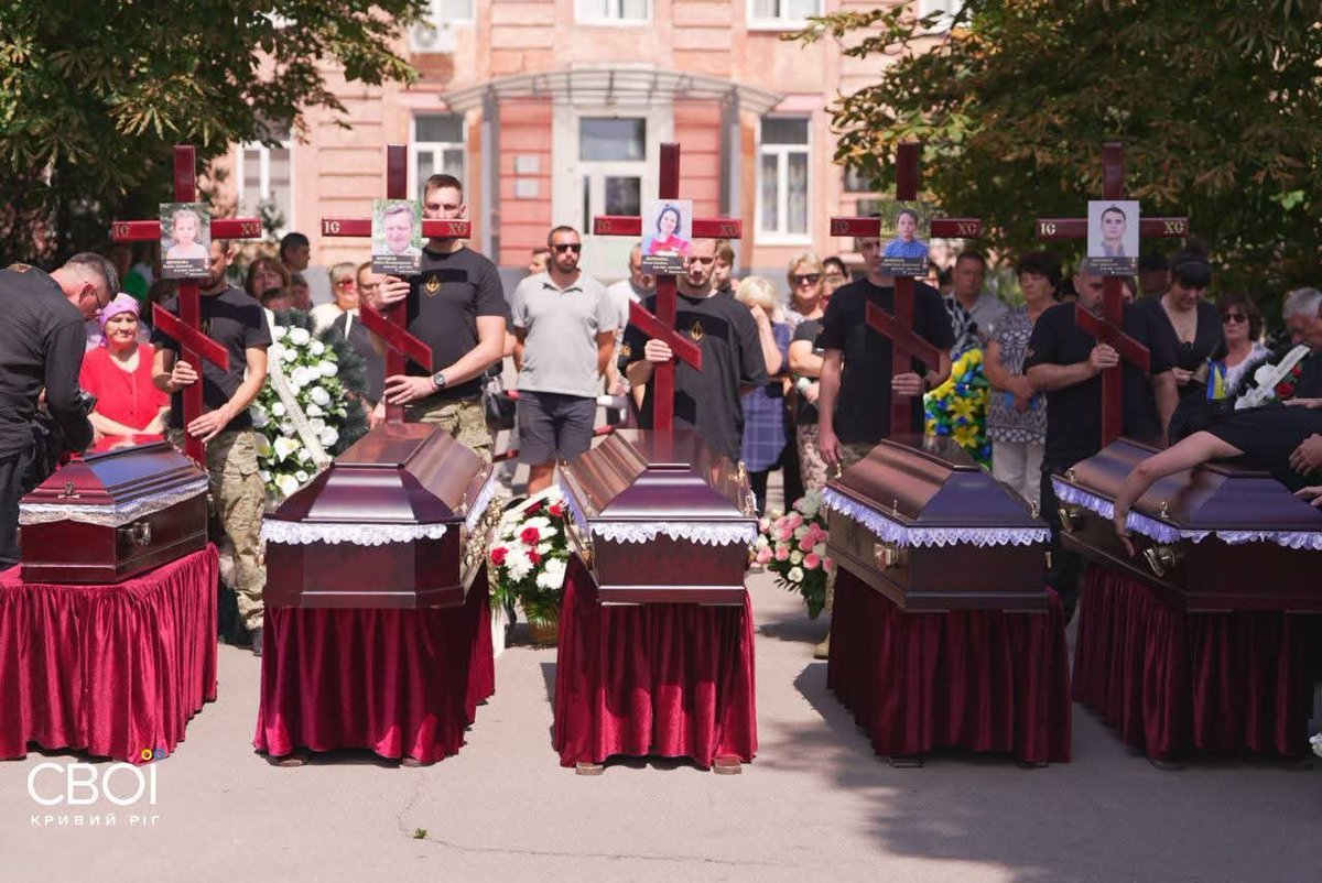 LesyaUA7Evropa's tweet photo. У Радушному прощаються з родиною Воронових, яку вбила російська ракета.

Сьогодні в останню путь проводжають Артема, Олену та їхніх дітей — Марка, Азарія Ілая та Емілію.

30 липня російська ракета влучила у їхній будинок.
СВОЇ | Кривий Ріг https://t.co/WpDJYuduUu