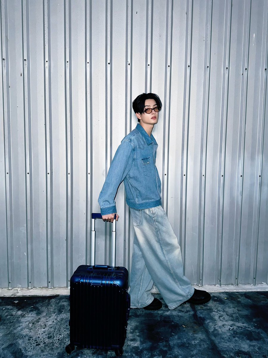 khunpolkingdom's tweet photo. Blue, but make it a story 💙🤍

KHUNPOL x RIMOWA

#KHUNPOL 
#RIMOWA @RIMOWA 
#RIMOWAOriginal https://t.co/houcwF6mdZ