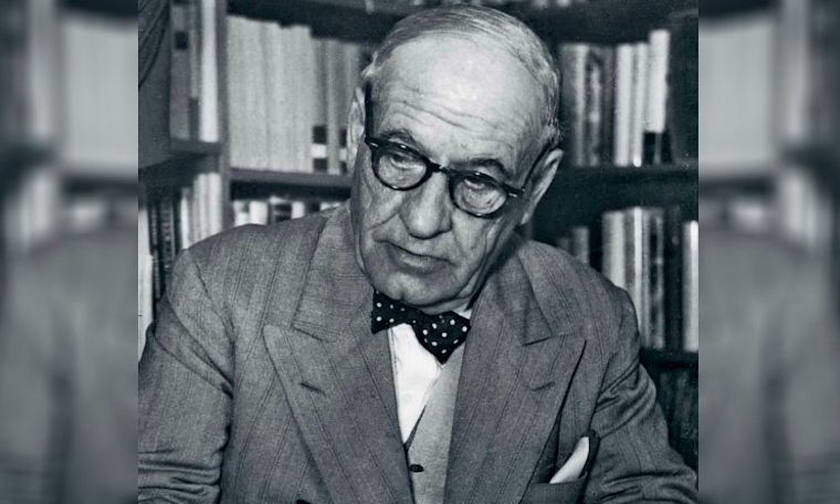 Outofnone1's tweet photo. "En 1930, le philosophe espagnol José Ortega y Gasset publia *La révolte des masses*, un ouvrage qui reste aujourd’hui encore d’une prophétie dérangeante. Sa cible principale n’était pas les pauvres ni la classe ouvrière, mais un nouveau type d’être humain qu’il appelait « l’homme de masse ».

L’homme de masse, affirmait Ortega, se définit par son attitude plutôt que par ses revenus. C’est l’individu ordinaire qui est parfaitement satisfait de lui-même, n’exige rien de plus de son caractère ou de son intellect, et pourtant insiste pour que sa médiocrité soit considérée comme un droit. Il ne s’incline pas devant l’excellence, la compétence ou des normes plus élevées. Il les considère avec méfiance ou ressentiment. Ce que les générations précédentes considéraient comme le privilège d’une minorité – l’influence politique, l’autorité culturelle, le droit de façonner la société – l’homme de masse le revendique désormais comme son dû, sans faire l’effort correspondant pour s’élever au-dessus de la moyenne.

Ortega estimait que ce type de personne était le fruit du succès même de la civilisation moderne. L’amélioration du niveau de vie, l’éducation de masse et les institutions libérales avaient donné aux gens ordinaires un pouvoir et un confort sans précédent. Mais cela n’avait pas engendré un sens correspondant des responsabilités ni d’humilité face aux réalisations supérieures. Il en résulta une révolte : l’homme de la masse refusait d’accepter l’autorité d’un savoir, d’une culture ou d’un caractère supérieurs. Il exigeait que tout soit ramené à son niveau.

Le danger, a averti Ortega, réside dans le fait qu’une civilisation ne peut survivre si ses acteurs clés ne respectent plus les normes qui ont permis son émergence. Lorsque la médiocrité commence à dominer sans aspirer à rien au-delà d’elle-même, l’excellence est sapée, les institutions se délabrent et la politique devient l’expression du ressentiment plutôt que de la responsabilité.

Le diagnostic d’Ortega reste troublant, car il ne s’agit pas d’une plainte contre la pauvreté ou l’exclusion. C’est un avertissement contre une médiocrité complaisante au grand pouvoir."

(source : @CreativeDeduct)