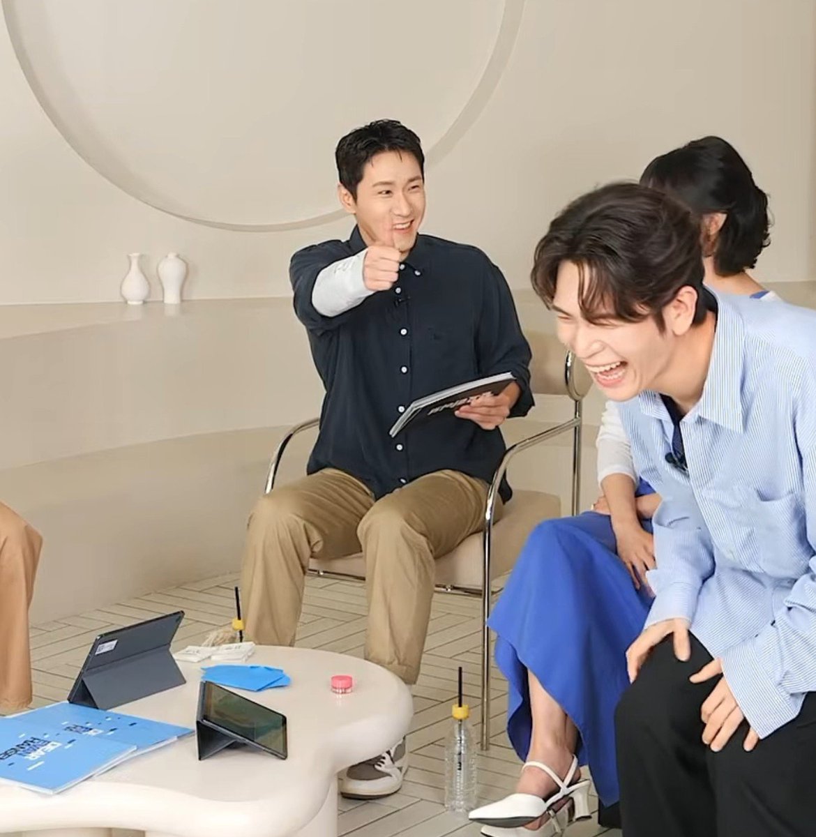 LotusRootsss's tweet photo. 아 이 구도 뭔데 웃기지 https://t.co/gEQ2Kqxzqv