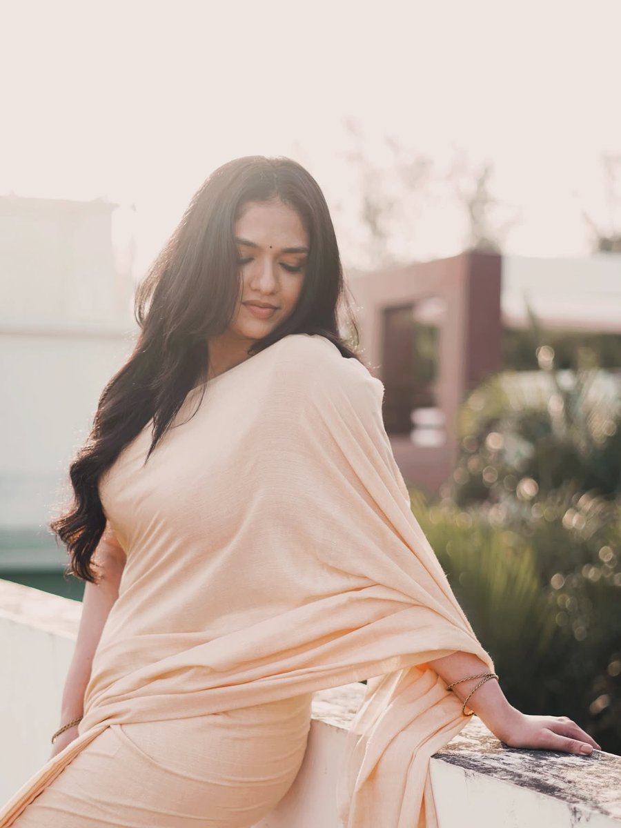 TheSunainaa's tweet photo. A lil kiss from the evening sun✨🌤️🌞 https://t.co/x9J9QjltMW