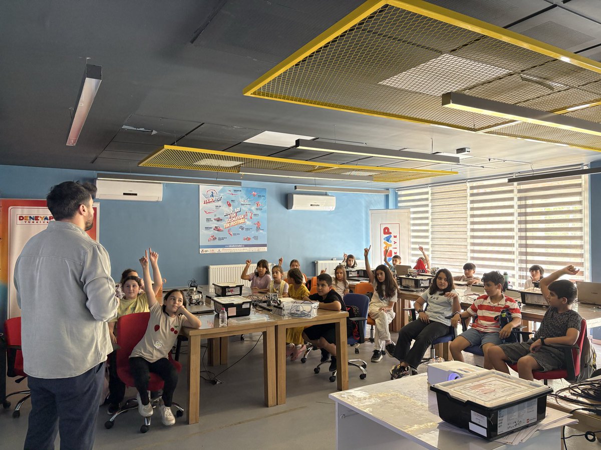 gsb_suatcelikgm's tweet photo. 📢 Dijital Bağımlılık Semineri Yaz Kulübü Öğrencilerine Verildi Dijital dünyada bilinçli olmak mümkün 💻📱✨ Öğrencilerimizle birlikte “dijital bağımlılık” üzerine verimli bir seminer gerçekleştirdik 🎓🧠 Ekran süresini yönetmeyi, doğru kullanımı ve farkındalığı konuştuk ⏳ https://t.co/sG0qiMPWUD