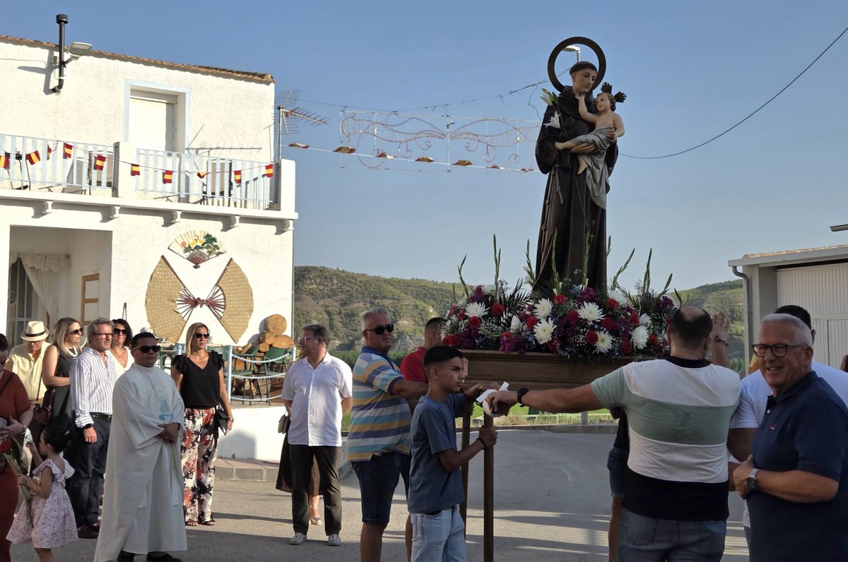 Vox_Hellin_Of's tweet photo. #LasMinas
✝️ Procesión, Ofrenda y Santa Misa en la pedanía de Las Minas, con motivo de sus fiestas patronales en honor a San Antonio de Padua.
👥 Nuestros concejales @HellinRaquel y @FaustinoHellin, han participado de los actos.
1/2 https://t.co/hNHfC53kXN