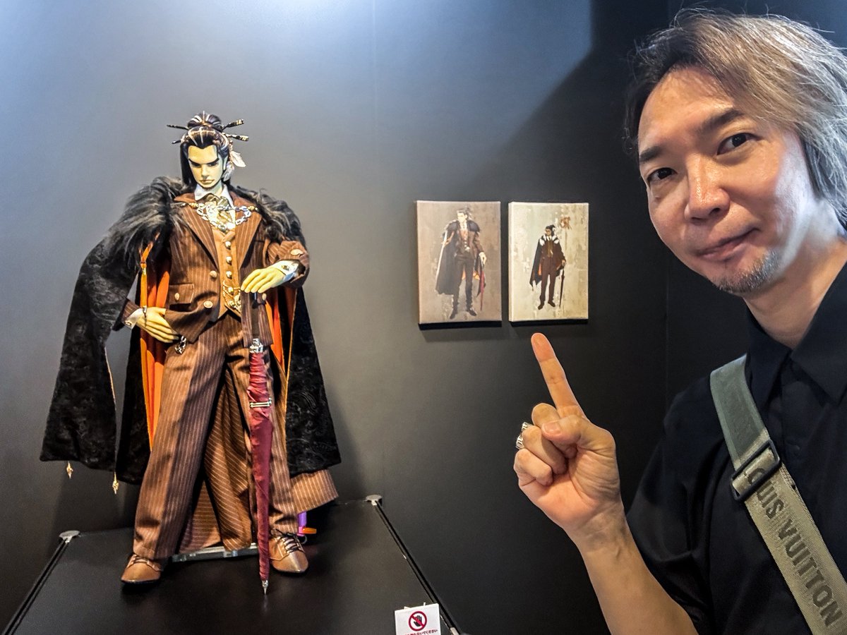 MY_MURMUR's tweet photo. 開催中の展覧会に先日。
ダンディな装いの殤不患さんとの面会も！
彼は、過去数々演じてきた中でもトップクラスの”同性も惚れるイイ漢”。彼が主演する『Thunderbolt Fantasy』シリーズはマストでご覧頂きたい作品です。
本展覧会は有楽町マルイで8/9マデ。
#サンファン10周年 #特撮人形劇の世界展 https://t.co/8a4VPGSpeL