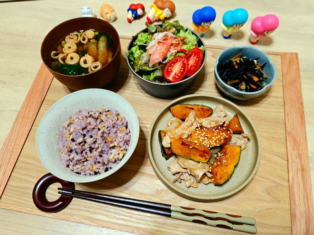 okayu1013's tweet photo. 本日の適当クッキング
豚肉とかぼちゃの甘酢炒め、ひじきの煮物、ごぼうと小松菜の味噌汁、サラダ、ごはん
生ひじきを150g100円で手に入れたので煮物に挑戦。下茹でが面倒でしたが今日は涼しいから頑張れました。ひじきを買うまできんぴらにする予定だったごぼうは味噌汁に。 https://t.co/jklkJ2aKBv