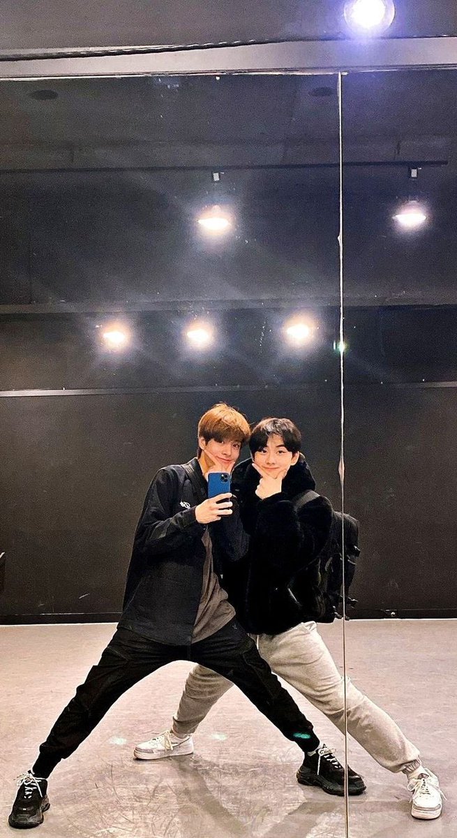 duxqori's tweet photo. 여의즈 아가시절 연습실 거셀 ㅈㅉ 감동 심함.. https://t.co/Yfj0ITfzVm