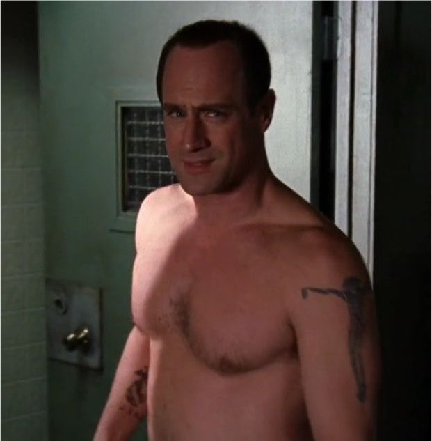 _sobreeo's tweet photo. Today's "good morning" features Elliot Stabler heading off to take a shower. https://t.co/NFbHlImMJf